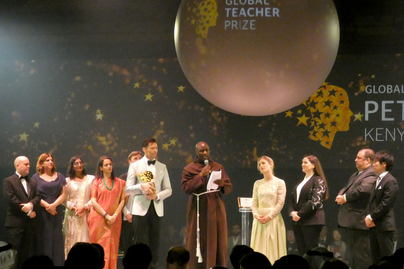 優勝スピーチを行うPeter Tabichi氏