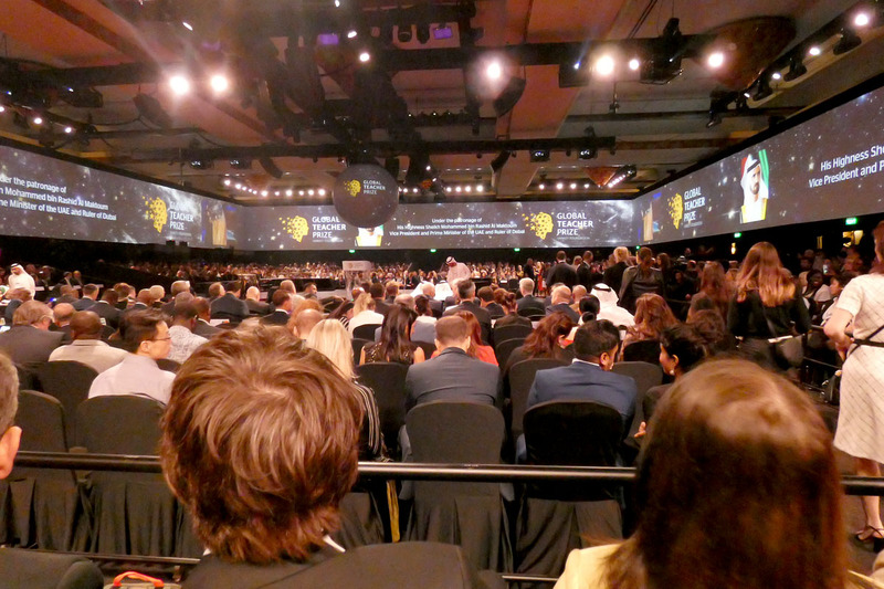 セレモニーはボールルームで行われ、席は満席となった