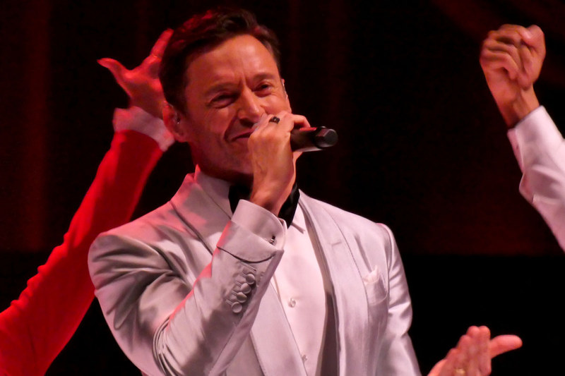 ヒュー・ジャックマン本人がプレゼンターとして登場。歌とダンスを披露した