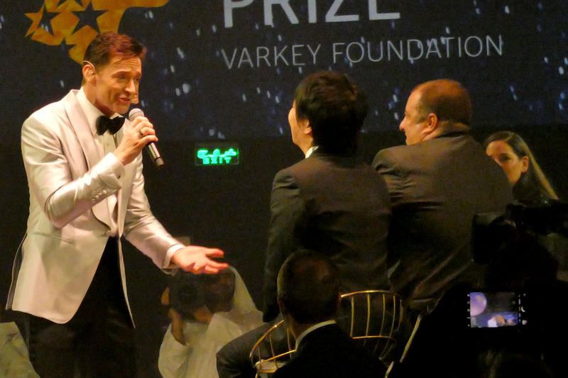 正頭英和氏に話しかけるヒュー・ジャックマン