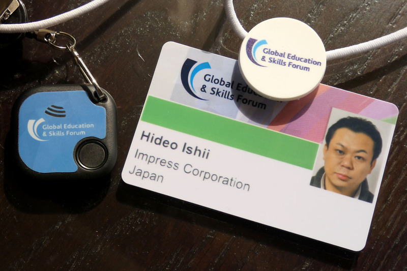 レジストすると名前と写真が入ったネームプレートと、レジストした人の情報が紐付けられた小さなデバイスが渡される