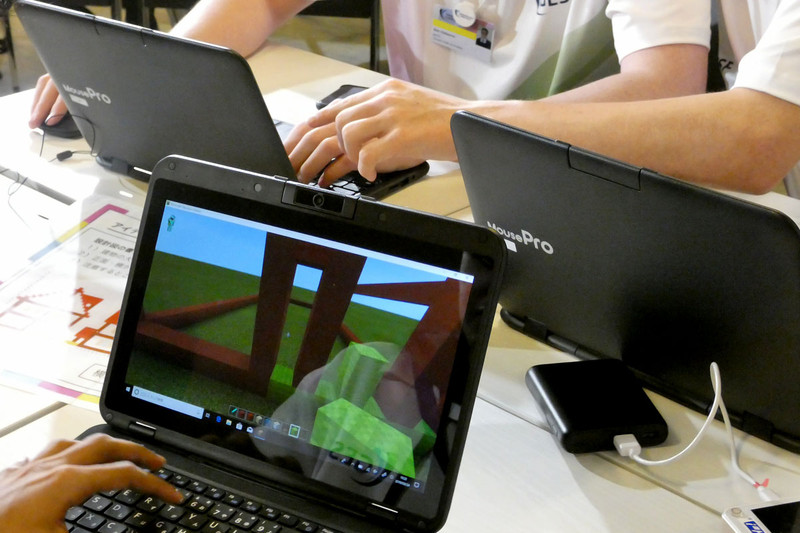 マウスコンピューターの2in1 PC（MousePro P116B）が4台用意されていた