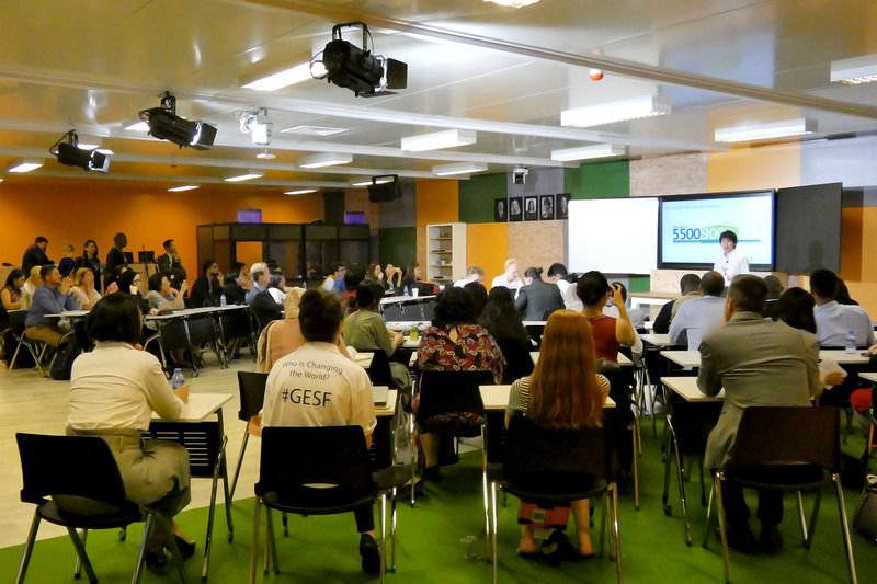 正頭氏の模擬授業は人気で、全ての座席が埋まり、立ち見客も出るほど