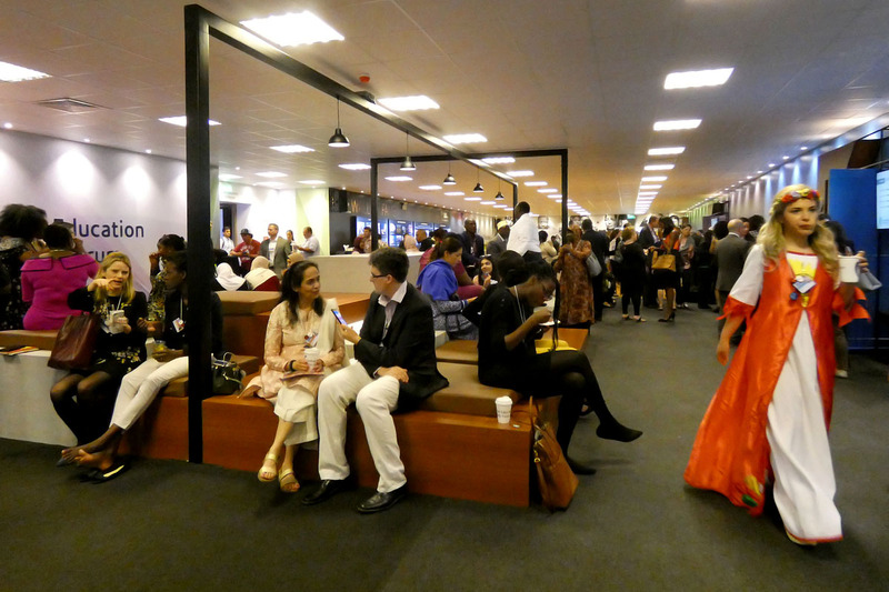 さまざまな国籍や人種の人が集まっており、衣装もバラエティ豊かだ