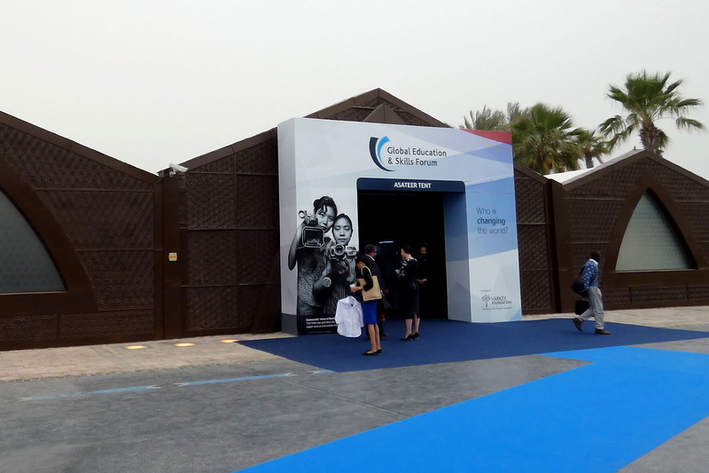 外にも大きなテントが設置されており、カンファレンスルームが多数設けられた