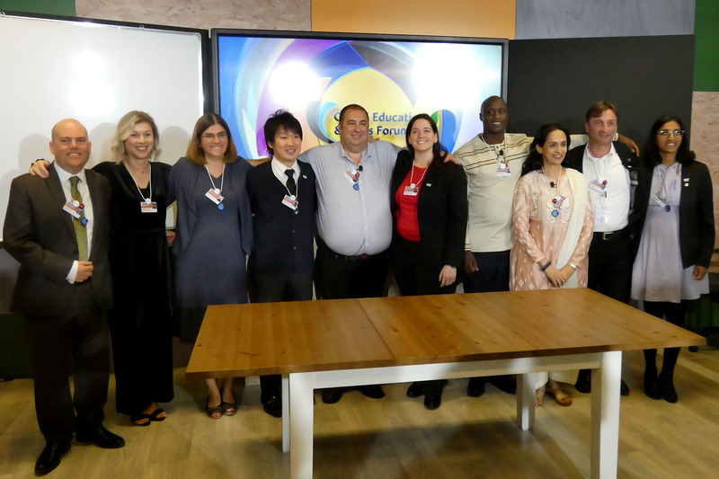 左から4番目が正頭英和氏。トップ10全員の国籍も人種もさまざまだが、共通しているのが子どもの教育への熱意だ