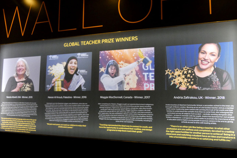 会場には過去のGlobal Teacher Prize優勝者のパネルが飾られていた