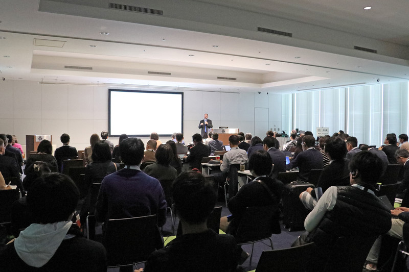 注目度が高く会場は満員。立ち見も多かった