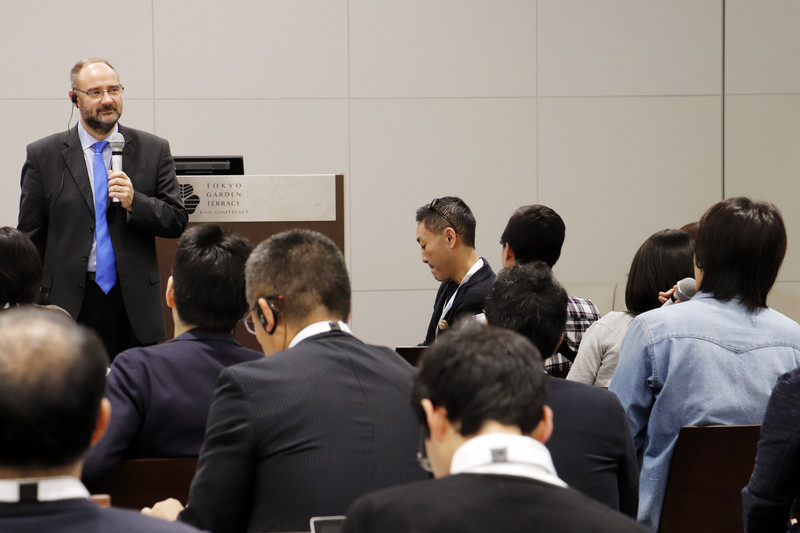 映像で流れた質問を実際に会場にも回答を求めた