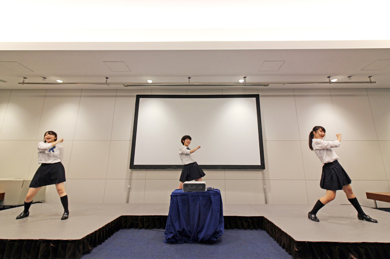 （左から）第一学院高等学校芸能コース・渡辺高等学院3年生白鳥眞保さん、坂田汐瑠（さかたしおり）さん、会田未来（あいたみく）さん