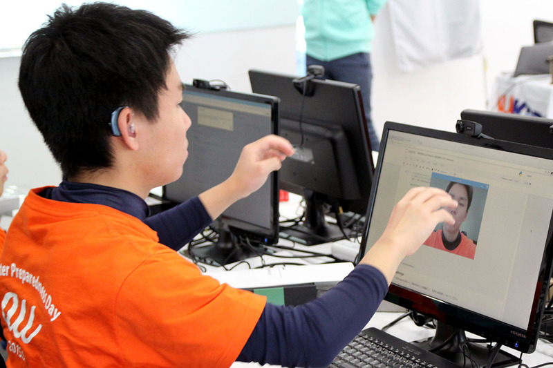 カメラで顔を撮影し、学習させようとしている様子。プログラミングや操作は、ラズベリーパイにモニタとキーボード、マウスを接続して行った