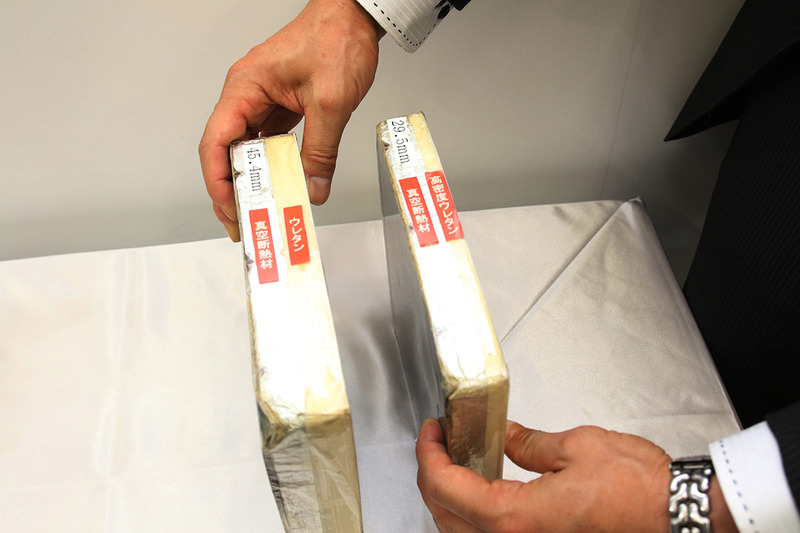冷蔵庫内の断熱材の進化により、薄くても高断熱の新素材となった。これにより冷蔵庫の壁を薄くでき、放熱スペースも少なくなったので、キッチンの同じスペースにワンサイズ大きい冷蔵庫が入れられるようになった