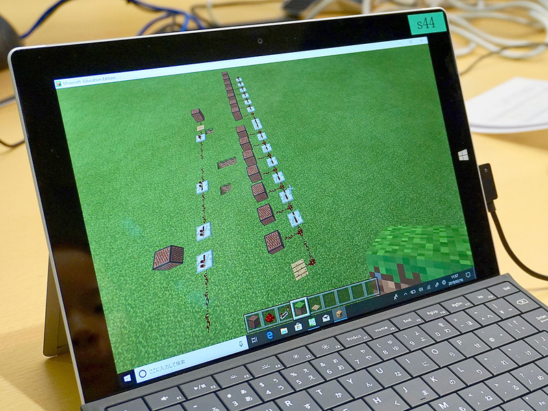 音符ブロックを用いた作曲のワークショップ。マインクラフトでは音符ブロックとレッドストーン回路を組み合わせて作曲が可能。音符の長さとレッドストーンリピーターの遅延速度を対応させるのがポイント