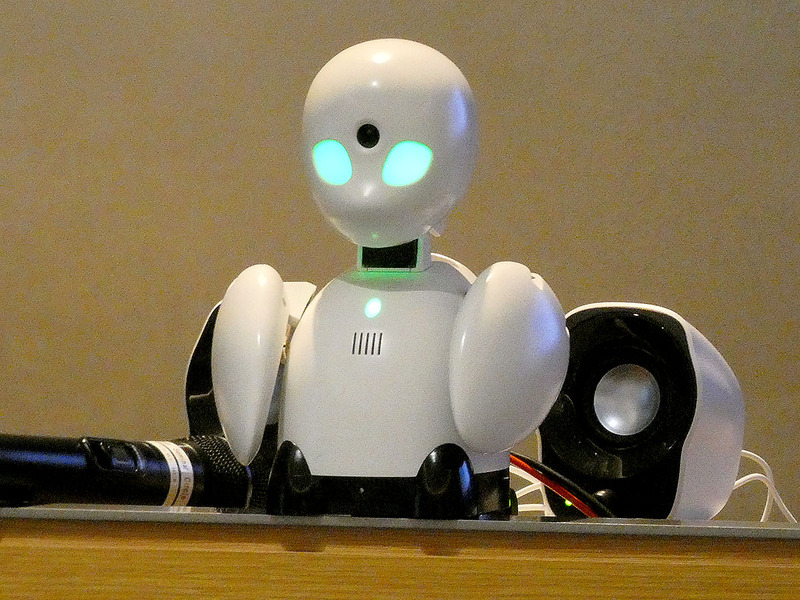 コミュニケーションロボット「OriHime」は、行きたい場所に行けない人のもうひとつの体となってくれる