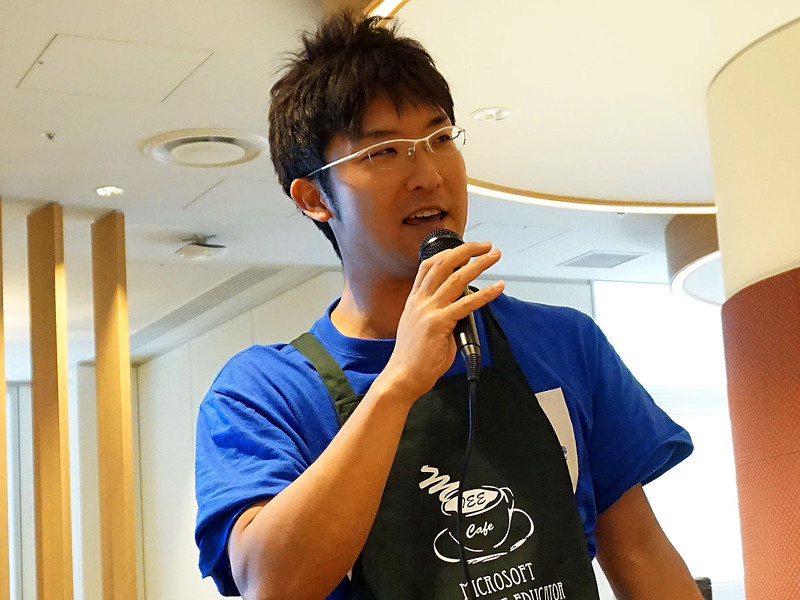 宝仙学園小学校の加藤朋生教諭。ICTを使うことは当たり前であり、人のために役に立ちたいという気持ちを育む「コミットラーニング」の取り組みを発表。