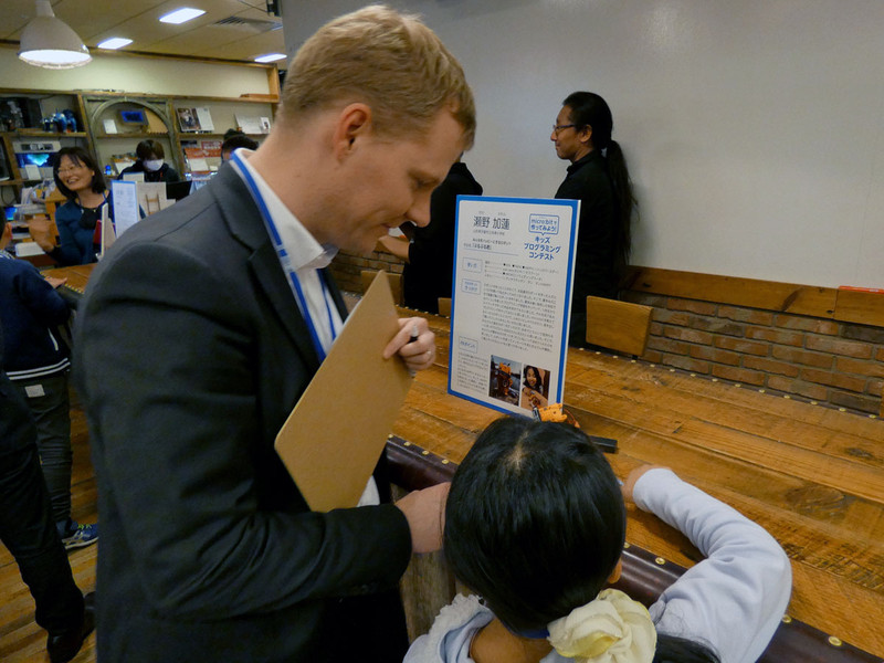 質問する審査員に、しっかりと受け答えする子ども達