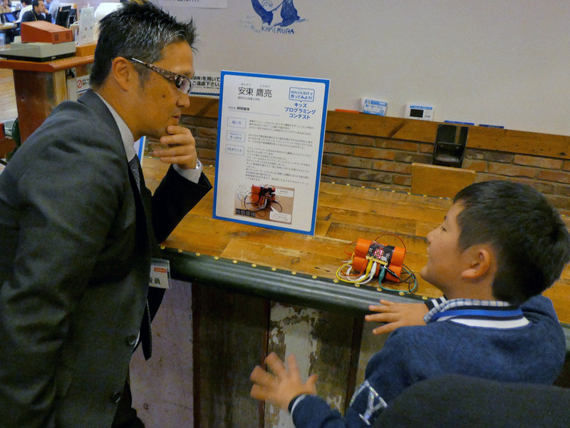 質問する審査員に、しっかりと受け答えする子ども達