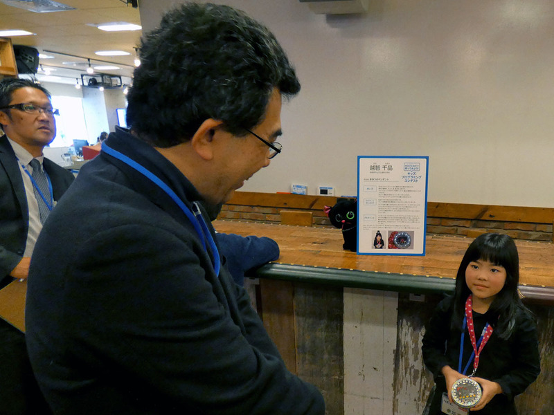 質問する審査員に、しっかりと受け答えする子ども達