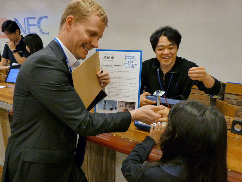 質問する審査員に、しっかりと受け答えする子ども達