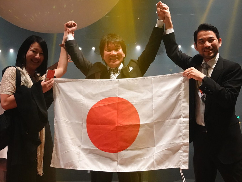 左から2018年度トップ50ファイナリスト 滋賀県立米原高等学校教諭 堀尾美央氏、2019年度トップ10ファイナリスト 立命館小学校教諭 正頭英和氏、2017年度トップ10ファイナリスト 工学院大学附属中学校・高等学校 教頭 高橋一也氏、いずれもマイクロソフト認定教育イノベーターとして活躍している（写真提供：日本版 Global Teacher Prize設立準備委員会）