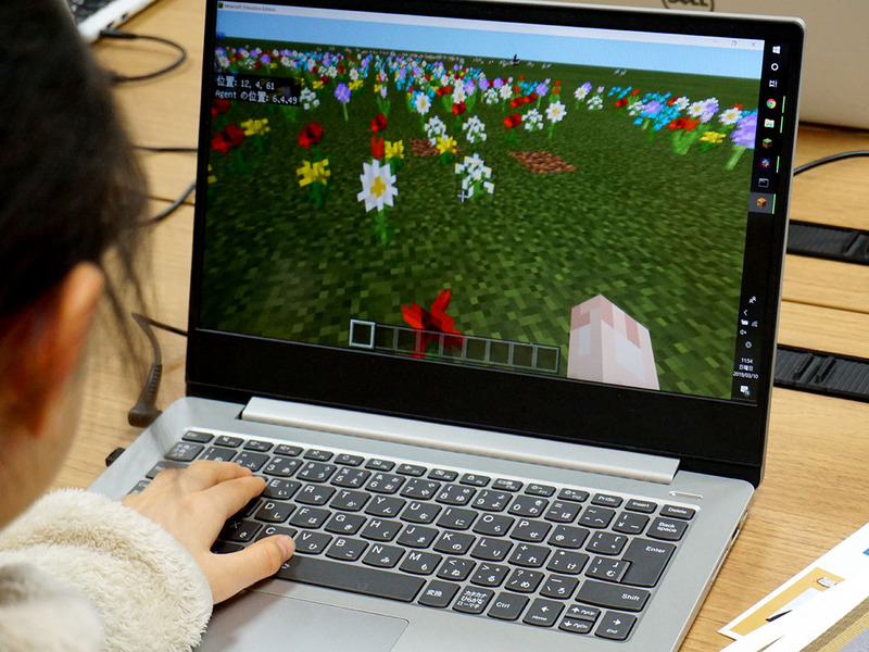 マインクラフトの中でプログラミングを体験