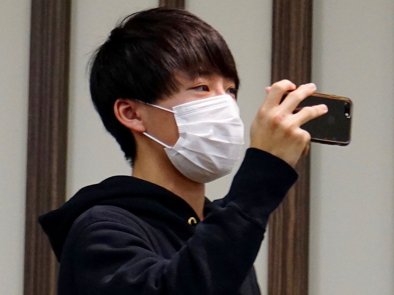 オープニングイベントの進行役を務めた一般社団法人未踏 未踏ジュニア代表鵜飼佑氏（左）と、YouTuberのはるてぃーさん