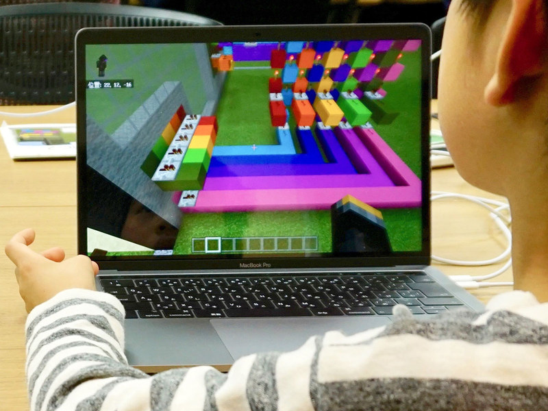 タツナミ氏が自作したワールドで、レッドストーン回路の特性を学ぶ参加者たち