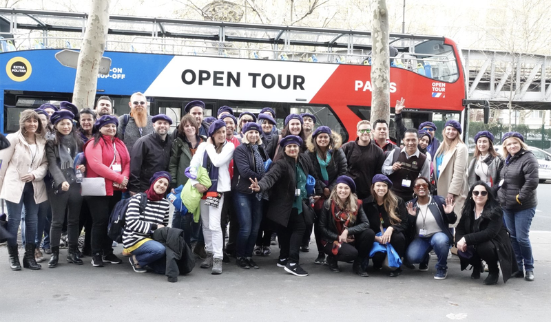 バスツアーでパリ観光に繰り出す、グループワークに参加した教員達