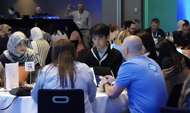 グループごとに授業プランを作成していくが、制限時間内で終わらないときは、カフェなどに移動して作業の続きを行ったという