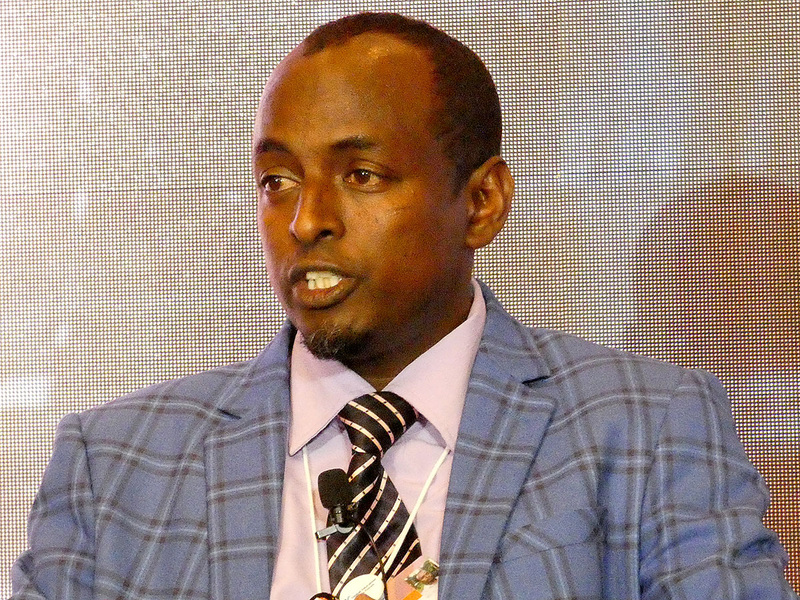 ケニアのムワンザで中等学校の校長をしているAbdikadir Ismail氏