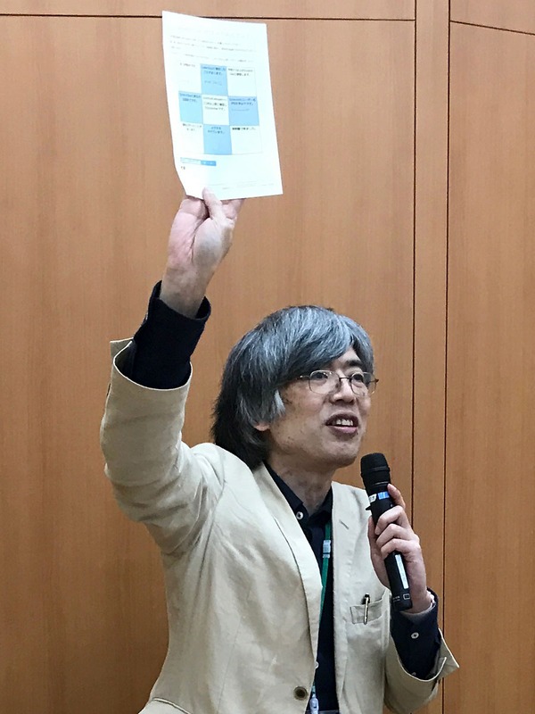 「ビンゴカードもらってますかー？」と確認する委員長の阿部先生