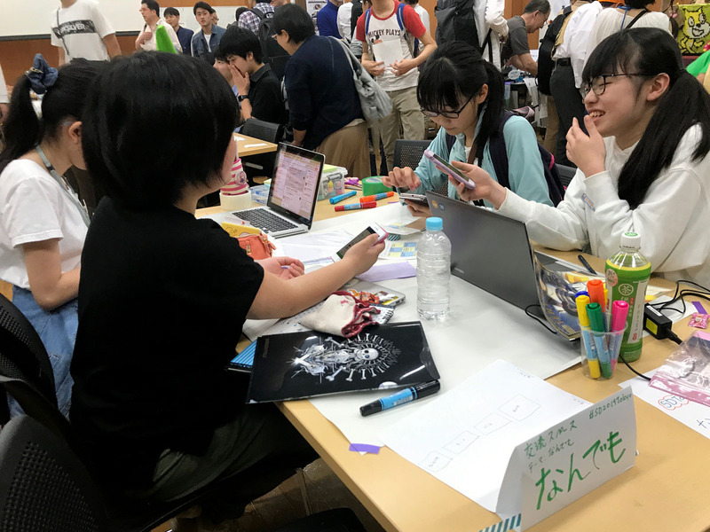 中央の交流・寄せ書きコーナーに集うScratcherたち