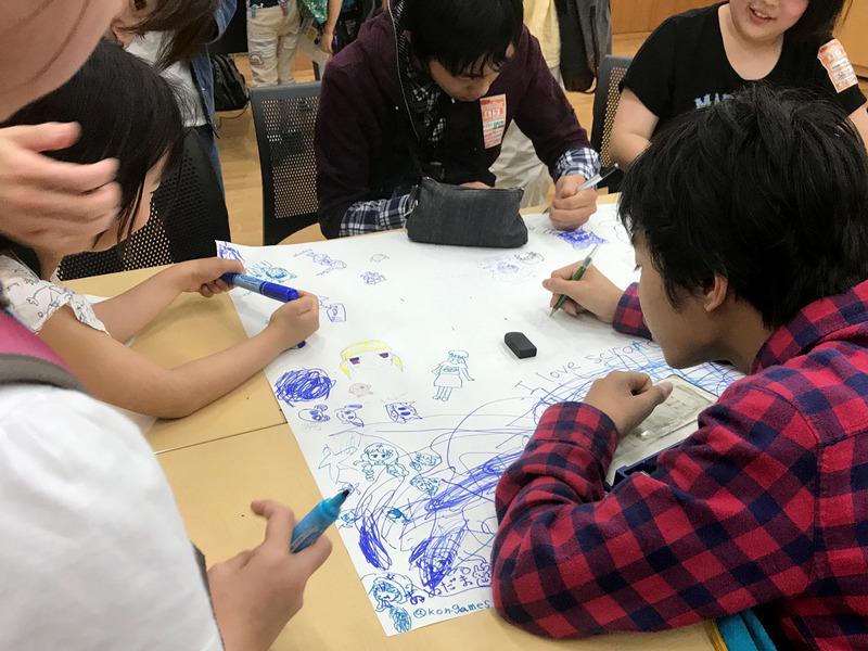 中央の交流・寄せ書きコーナーに集うScratcherたち