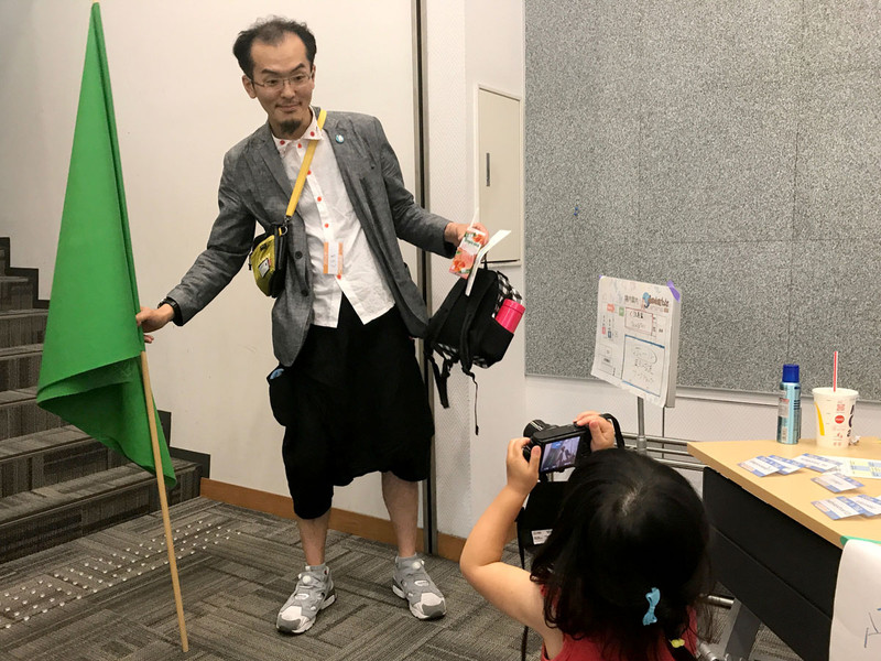 Scratch講師でお馴染みの倉本さんもお子さん連れで参加、緑の旗はこのイベント伝統のアイテムだとか