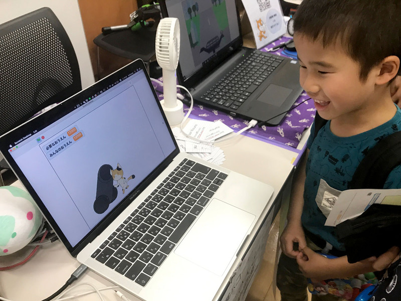 拙作のScratch作品に笑顔を見せてくれた通りすがりのお子さん