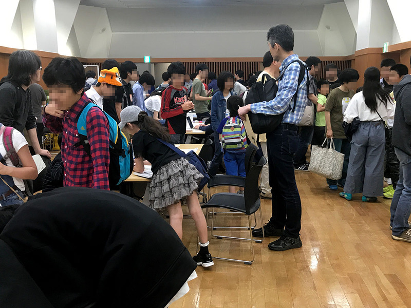 賑わう会場とビンゴカードの抽選の様子