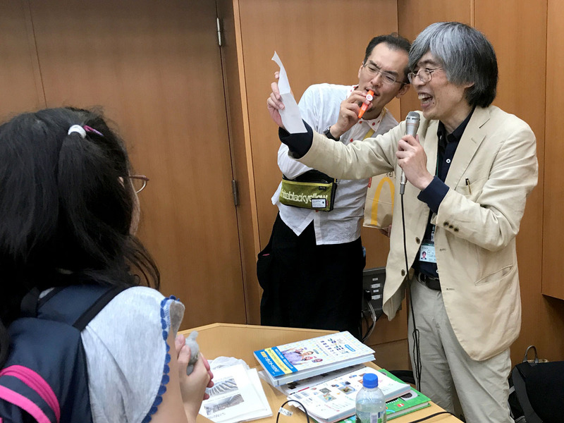 賑わう会場とビンゴカードの抽選の様子