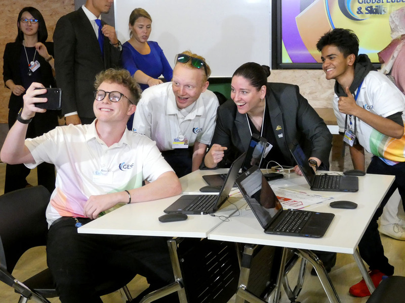 生徒役の4人は最後に記念の自撮りをしていた。とても楽しかったとのことだ