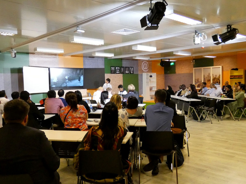 模擬授業では学校教室をイメージした部屋で、教壇に向かってハの字になるように机が配置されており、開始前にはほぼ満席となった