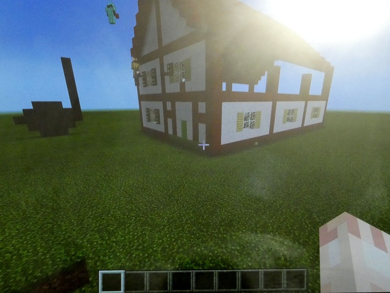 生徒役の4名が協力して家を作り始めて15分、大分外観はできあがっている