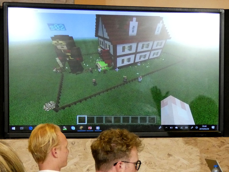 見事に30分間で、課題通りの家を建築することができ、さらに自由な発想で内装まで追加されていた