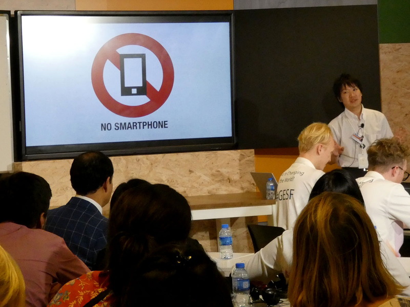 日本の教室ではスマートフォンの使用が禁止されている