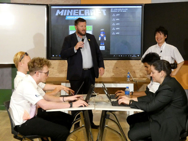 正頭氏の模擬授業では、教壇の手前に4人分の机を並べて生徒役が座った