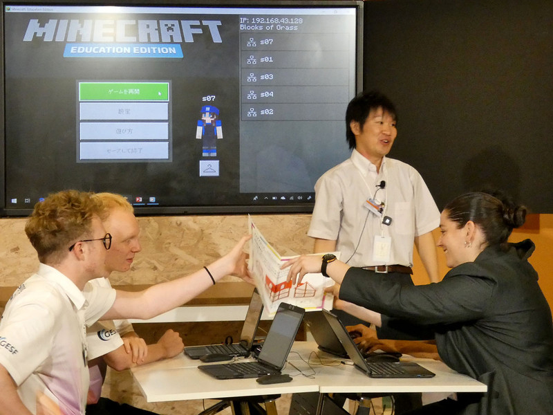 紙を受け取ってマインクラフトでの作業を始める4人