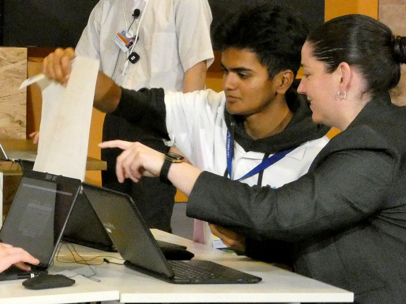 生徒役は、話し合って、分担しながらマインクラフトで家を建築していく