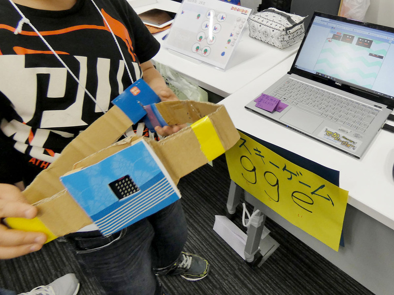 Scratchで作ったゲームを、micro:bitをコントローラーにして操作できるようにしたスキーゲーム。micro:bitを組み込んだベルトを腰に巻いて楽しくプレイできる