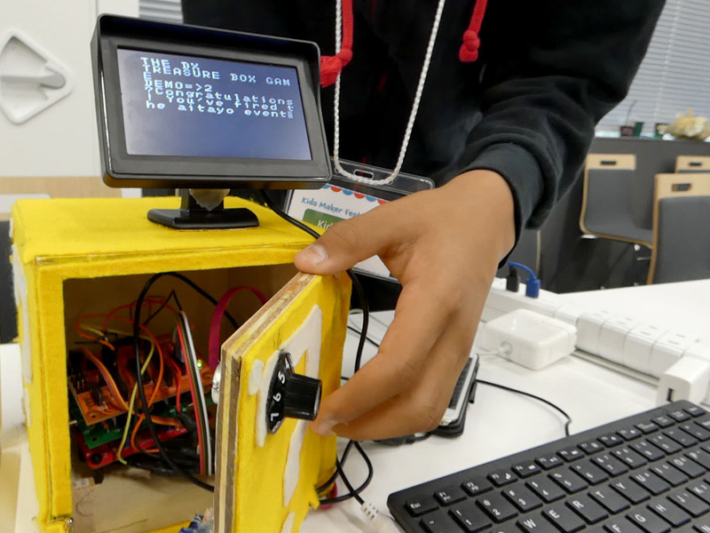 IchigoJamにMixJuice、MapleSyrupを使ったダイヤル式のデジタル金庫。金庫のダイヤルでパスワードを入力させ、サーボモーター制御のロックを解除する仕組み