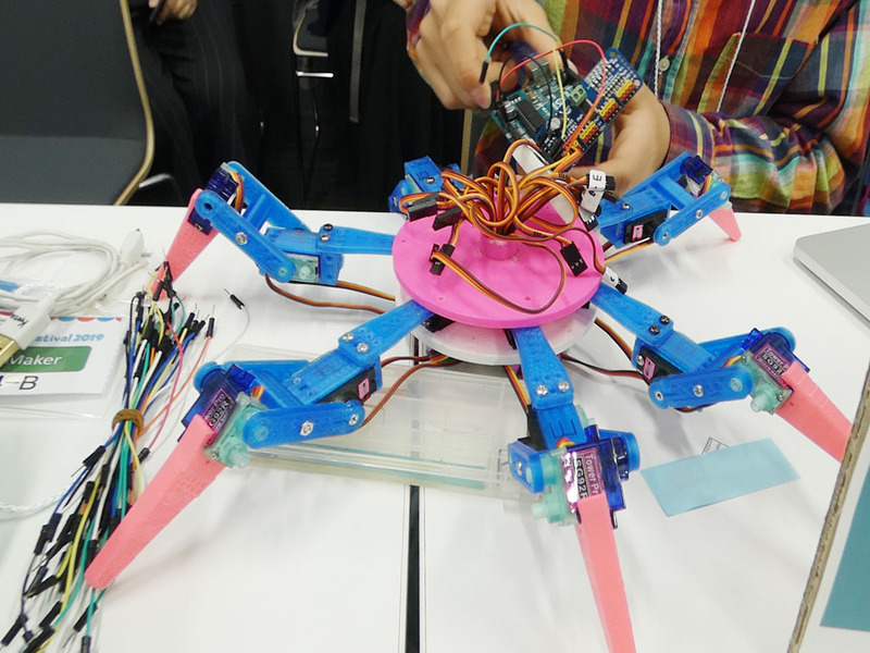 Arduinoとサーボドライバーで複数の足をコントロールするクモ型のロボット。当日は調整中で稼働していなかったが、災害ロボットを想定した意欲的な作りが目を引いていた。3Dプリンタでパーツを作るハード担当と、動作プログラムを作るソフト担当の2人の共作