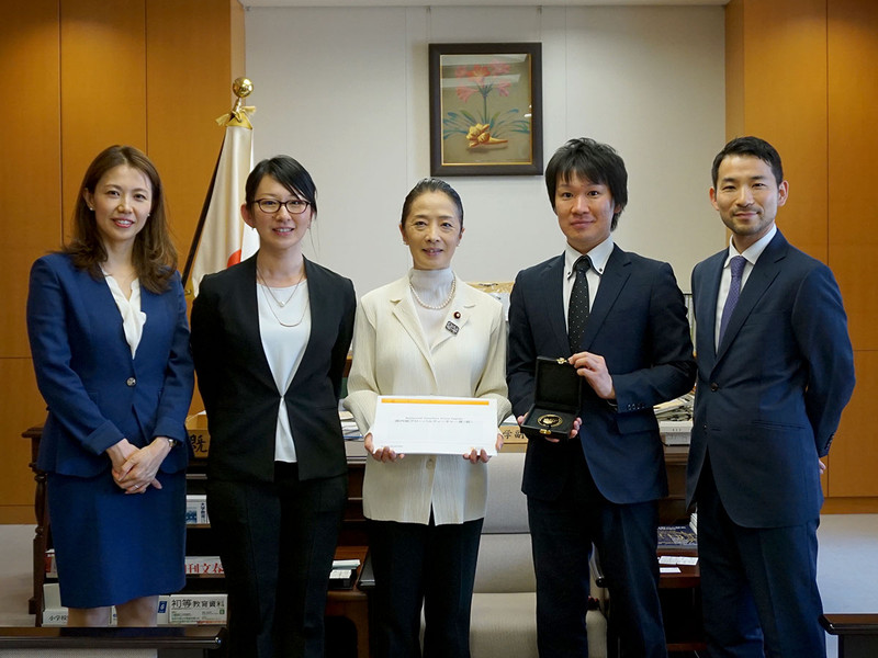 浮島智子副大臣（写真中央）