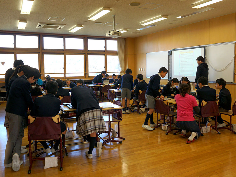 教育版マインクラフトを活用した授業では、児童の3分の2がマインクラフトを知っているので、自然に教え合いが生まれるという